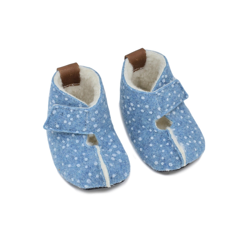 Vordere Ansicht der blauen Kinder-Barfuß-Hausschuhe aus Wolle von OmaKing, gefüttert und bequem, erhältlich in unserem Onlineshop für Barfußschuhe.
