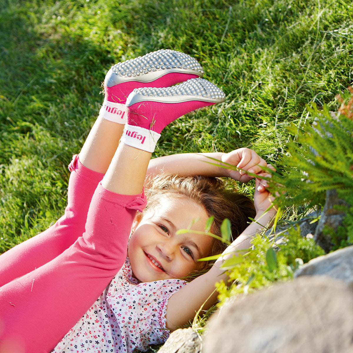 Leguanito Barfußschuhe für Kinder von Leguano in Pink – Sockenschuhe, getragen von einem Kind, erhältlich im barfussweltan.shop Barfußschuhe Onlineshop
