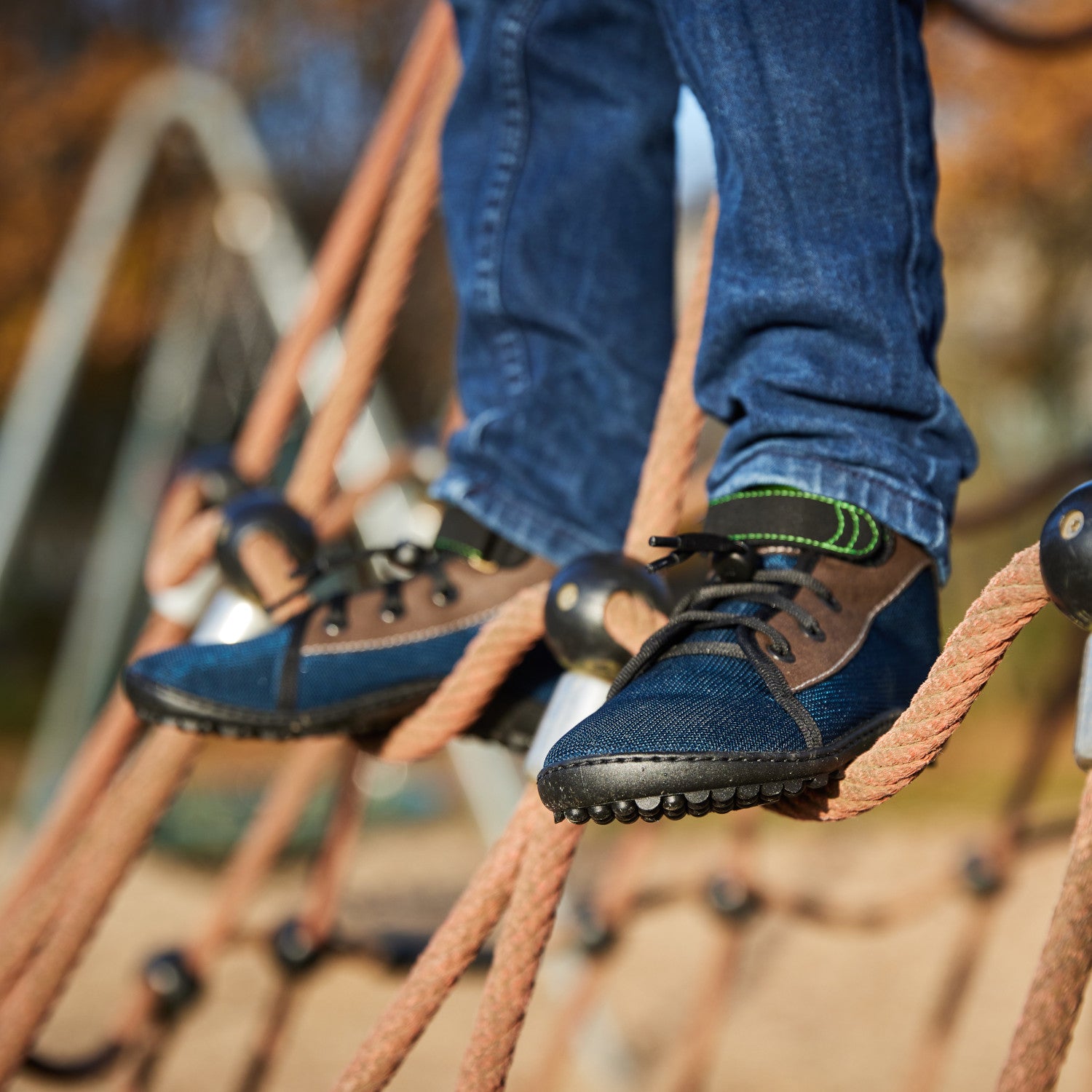 Leguanito Scippo Schnürung Kinder Barfußschuhe in wasserabweisender Ausführung – In dieser Lifestyle-Ansicht zeigen die Schuhe, wie sie beim Spielen und Herumtollen im Freien getragen werden. Das wasserabweisende Material sorgt dafür, dass die Füße bei feuchtem Wetter trocken bleiben, während die flexible Schnürung für einen optimalen Sitz sorgt. Ideal für aktive Kinder, die die Natur erkunden möchten! Verfügbar bei barfussweltan.shop.