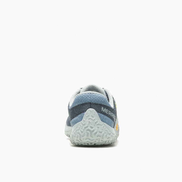 Barfußschuhe Merrell Trail Glove 7 in Stonewash für Herren, Rückansicht, erhältlich in unserem Onlineshop für Barfußschuhe. Leichte Konstruktion und stabile Sohle für natürlichen Halt und Komfort bei jedem Schritt.