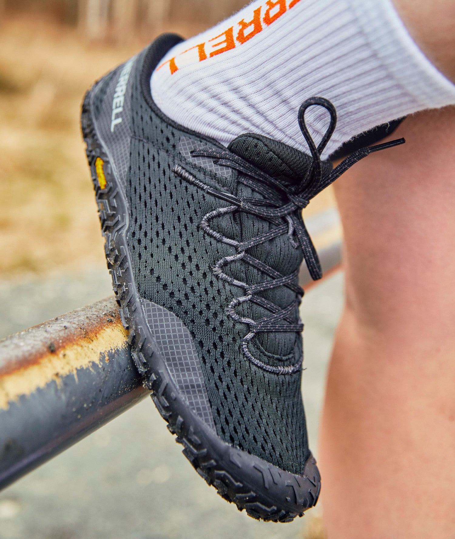 Merrell Vapor Glove 6 Barfußschuhe für Herren in Schwarz, getragen bei Aktivität, erhältlich in unserem Onlineshop für Barfußschuhe