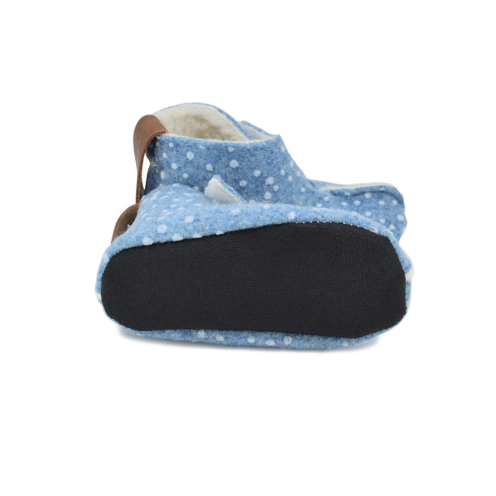 Sohlenansicht der blauen Kinder-Barfuß-Hausschuhe aus Wolle von OmaKing, gefüttert und rutschfest, im Onlineshop für Barfußschuhe erhältlich.