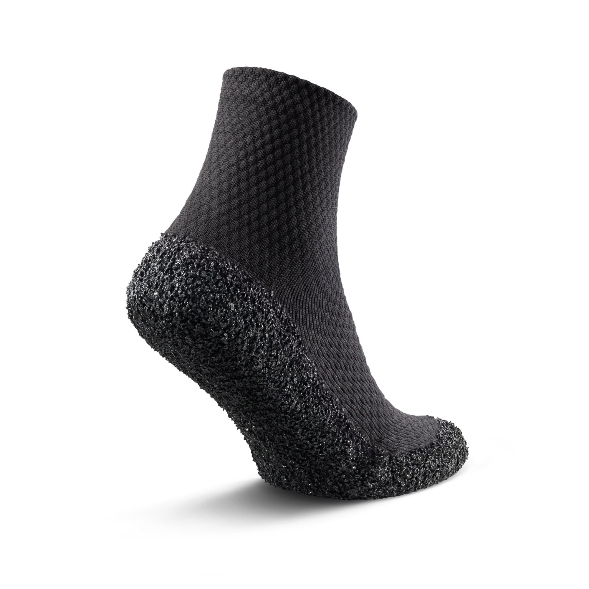 Die Skinners 2.0 Black Line Hexagon präsentieren sich auch von hinten mit ihrem minimalistischen Design und der nahtlosen Verarbeitung, die für maximalen Tragekomfort sorgt. Dieses Modell ist erhältlich in unserem Onlineshop für Barfußschuhe.