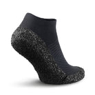 Sockenschuhe Skinners 2.0 Comfort in Anthrazit, Rückansicht, erhältlich in unserem Onlineshop für Barfußschuhe. Mit ihrem ergonomischen Design und der flexiblen Sohle bieten sie hervorragenden Halt und Komfort für verschiedene Aktivitäten im Alltag und Outdoor.