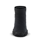 Sockenschuhe Skinners 2.0 Comfort in Anthrazit, Frontansicht, erhältlich in unserem Onlineshop für Barfußschuhe. Das flexible, minimalistische Design sorgt für hohen Komfort und eine natürliche Bewegungsfreiheit, ideal für aktive Nutzung und Outdoor-Aktivitäten.