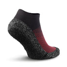 Sockenschuhe Skinners 2.0 Comfort in Karminrot, Rückansicht, erhältlich in unserem Onlineshop für Barfußschuhe. Die flexible Sohle und das ergonomische Design bieten hervorragenden Halt und Komfort für jede Bewegung, ideal für sportliche Aktivitäten und den Alltag.