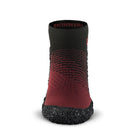 Sockenschuhe Skinners 2.0 Comfort in Karminrot, Frontansicht, erhältlich in unserem Onlineshop für Barfußschuhe. Das flexible, minimalistische Design sorgt für natürlichen Komfort und Bewegungsfreiheit, ideal für Outdoor-Aktivitäten und sportliche Einsätze.
