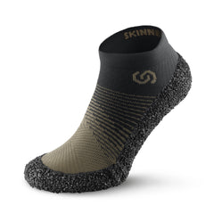 Sockenschuhe Skinners 2.0 Comfort in Moosgrün, erhältlich in unserem Onlineshop für Barfußschuhe. Mit ihrem flexiblen, minimalistischen Design bieten sie hervorragenden Komfort und Bewegungsfreiheit, ideal für Sport, Outdoor-Aktivitäten und den Alltag.