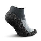 Sockenschuhe Skinners 2.0 Comfort in Steingrau, Rückansicht, erhältlich in unserem Onlineshop für Barfußschuhe. Die flexible Sohle und das ergonomische Design bieten optimalen Halt und Komfort, ideal für sportliche Aktivitäten und den täglichen Gebrauch.