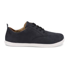 Xero Shoes Glenn Barfußschuhe für Herren in Schwarz und Weiß aus Leder, aus der rechten Seitenansicht, bieten eine flexible Sohle und viel Bewegungsfreiheit für den natürlichen Gang. Diese Schuhe sind ideal für Herren, die Komfort und Stil vereinen möchten. Erhältlich in unserem Onlineshop für Barfußschuhe.