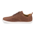 Xero Shoes Glenn Barfußschuhe für Herren in Braun aus Leder, aus der linken Seitenansicht, bieten Flexibilität und Komfort für natürlichen Gehkomfort. Die leichte, flexible Sohle unterstützt den aktiven Lebensstil. Erhältlich in unserem Onlineshop für Barfußschuhe.