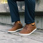 Xero Shoes Glenn Barfußschuhe für Herren in Braun aus Leder, im Einsatz gezeigt, bieten außergewöhnlichen Komfort und Flexibilität für natürliche Bewegungen. Perfekt für den aktiven Alltag und langanhaltenden Tragekomfort. Erhältlich in unserem Onlineshop für Barfußschuhe.