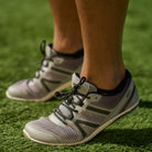 Xero Shoes HFS II in Asphalt Alloy, im Einsatz gezeigt, flexible und atmungsaktive Barfuß-Laufschuhe, erhältlich im Onlineshop für Barfußschuhe