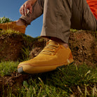 Xero Shoes Nexus Knit Men Gold, getragen bei Aktivitäten. Stilvolle Herren-Sneaker und Barfußschuhe in unserem Onlineshop.