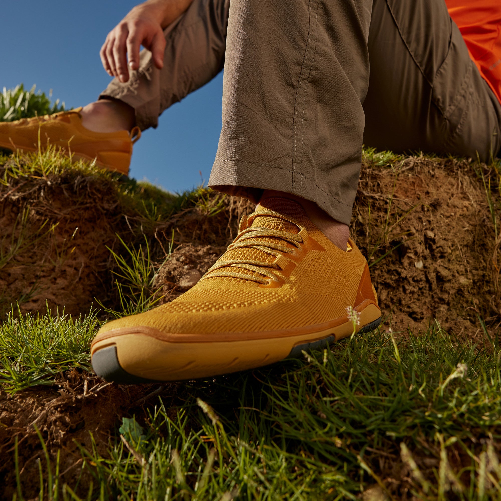 Xero Shoes Nexus Knit Men Gold, getragen bei Aktivitäten. Stilvolle Herren-Sneaker und Barfußschuhe in unserem Onlineshop.