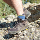 Barfußschuhe Onlineshop: Xero Shoes Xcursion Fusion wasserdichte Herren Barfuß-Wanderschuhe in bison, am Fuß im Einsatz