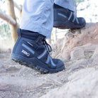 Xero Shoes Xcursion Fusion wasserdichte Barfuß-Wanderschuhe für Herren in black titanium am Fuß im Onlineshop für Barfußschuhe