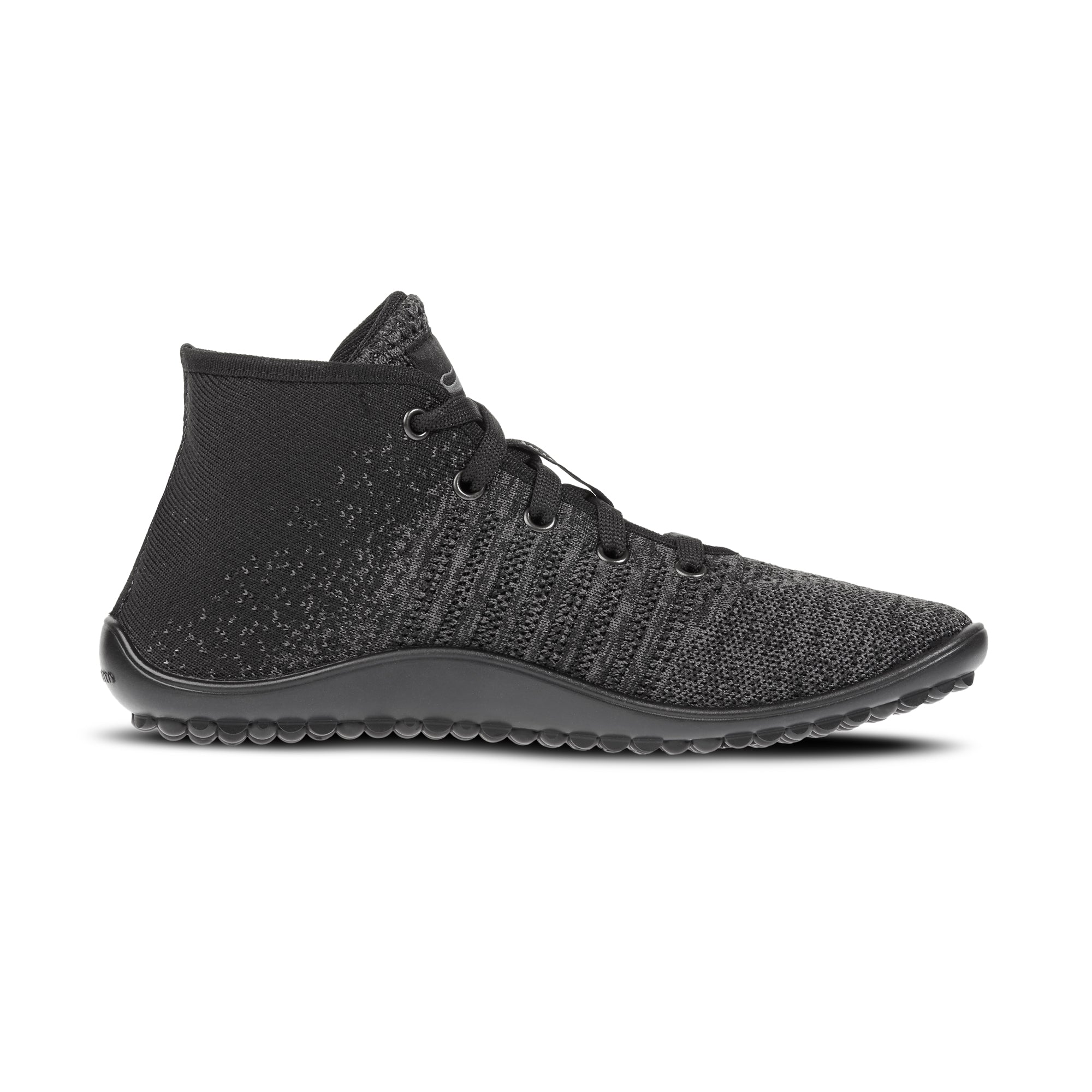 Leguano Go Mixed Black Barfußschuhe – rechte Seitenansicht. Diese Schuhe kombinieren Stil mit Funktionalität und bieten ein angenehmes Tragegefühl. Die flexible Sohle ermöglicht es Ihnen, die natürliche Fußbewegung zu genießen. Jetzt im Onlineshop für Barfußschuhe erhältlich.