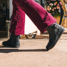 Xero Shoes Tari II Damen Chelsea Boot in Schwarz, Barfußschuhe aus Leder im Onlineshop am Fuß gezeigt